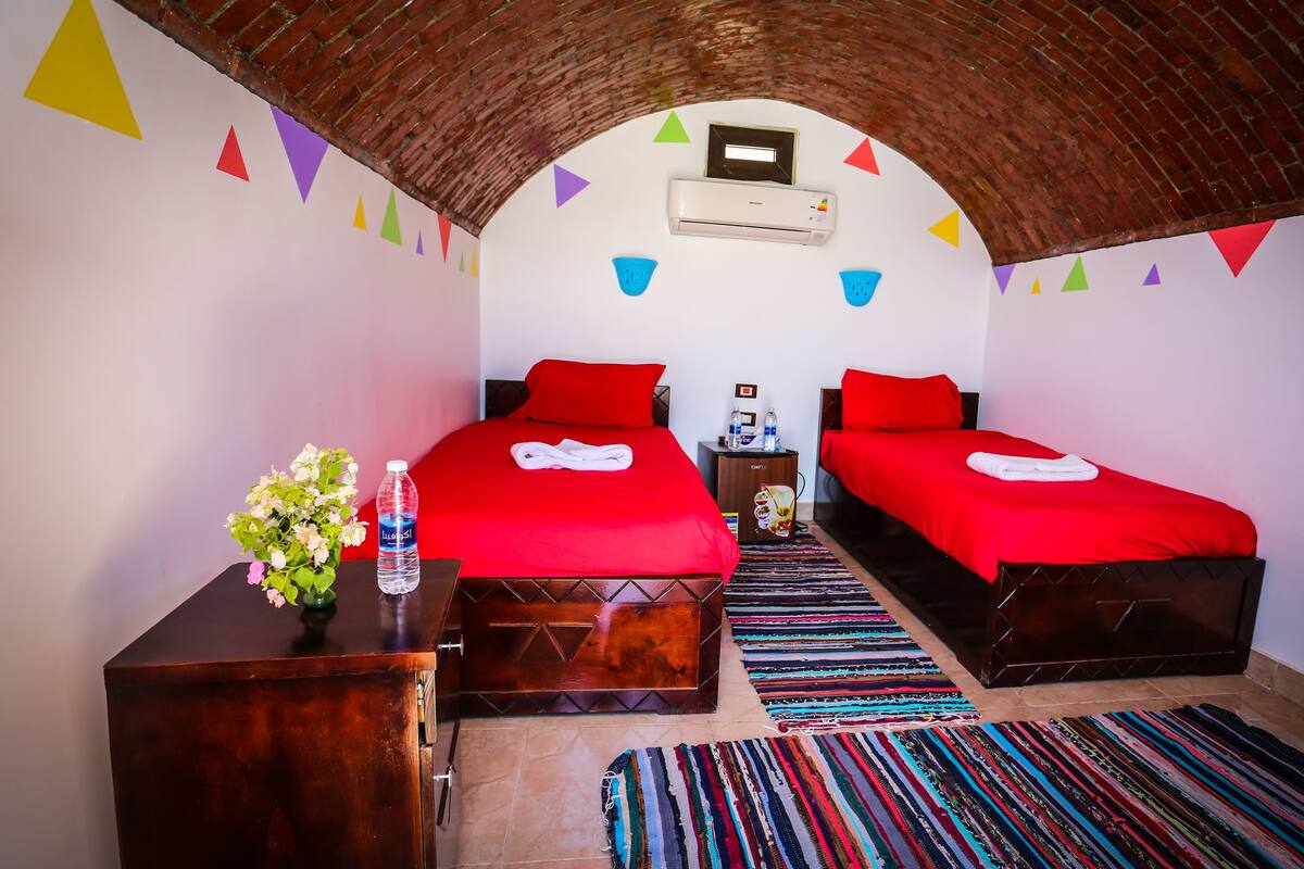 Economy tweepersoonskamer | Een minibar, een kluis op de kamer, een laptopwerkplek