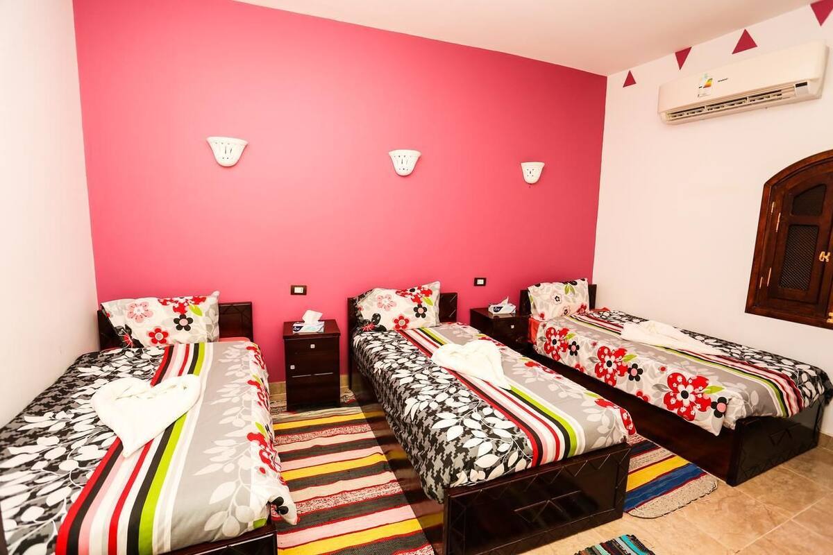 Driepersoonskamer | Een minibar, een kluis op de kamer, een laptopwerkplek