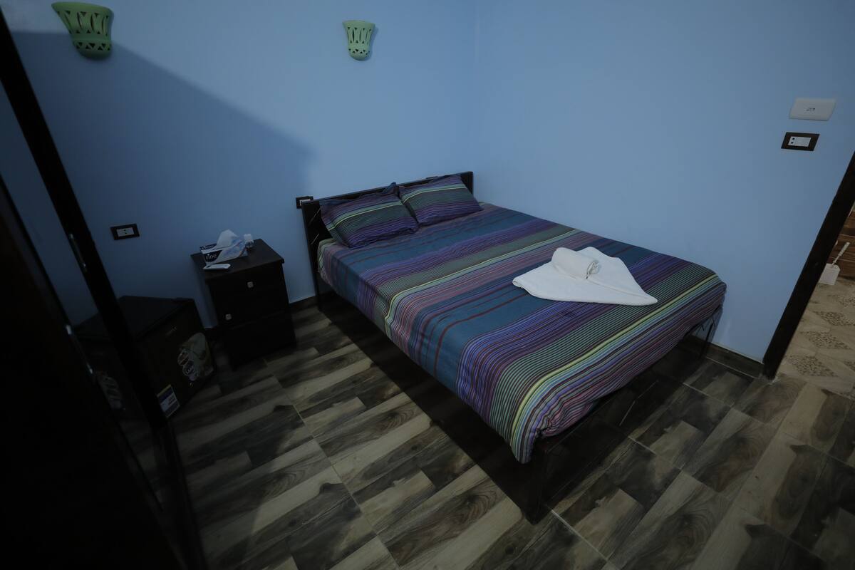 Tweepersoonskamer, 1 kingsize bed, uitzicht op rivier | Een minibar, een kluis op de kamer, een laptopwerkplek