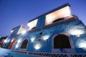 Voorkant accommodatie - avond/nacht