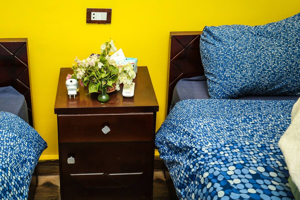 Een minibar, een kluis op de kamer, een laptopwerkplek