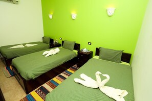 Driepersoonskamer | Een minibar, een kluis op de kamer, een laptopwerkplek