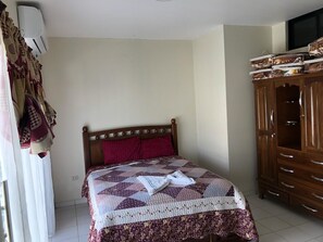 Zimmer, 1 King-Bett, mit Bad | Zimmersafe, Bügeleisen/Bügelbrett, kostenloses WLAN, Bettwäsche