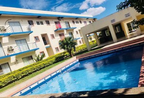 Una piscina al aire libre