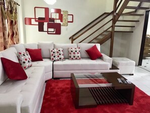 Comfort Apartment | Living room | 42-inch Smart TV with cable channels, TV, Netflix - Santos Apartamentos (Santa Cruz)