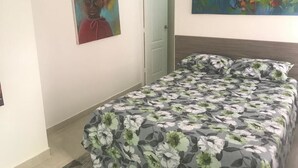 Apartment (Fan) | Bathroom | Shower, free toiletries, towels, soap - Apartamentos Nuevos (Cali)