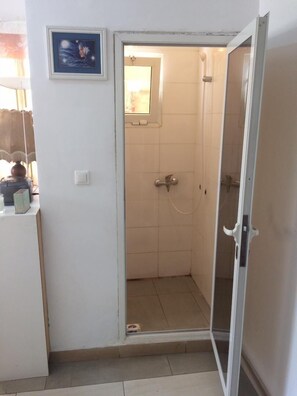 Chuveiro, secador de cabelo, toalhas de banho, sabonete