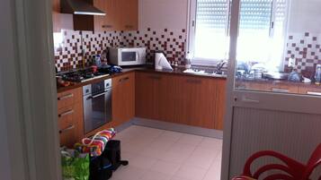 Een koelkast, een microgolfoven, een oven, een vaatwasser