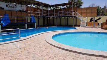 Una piscina al aire libre de temporada