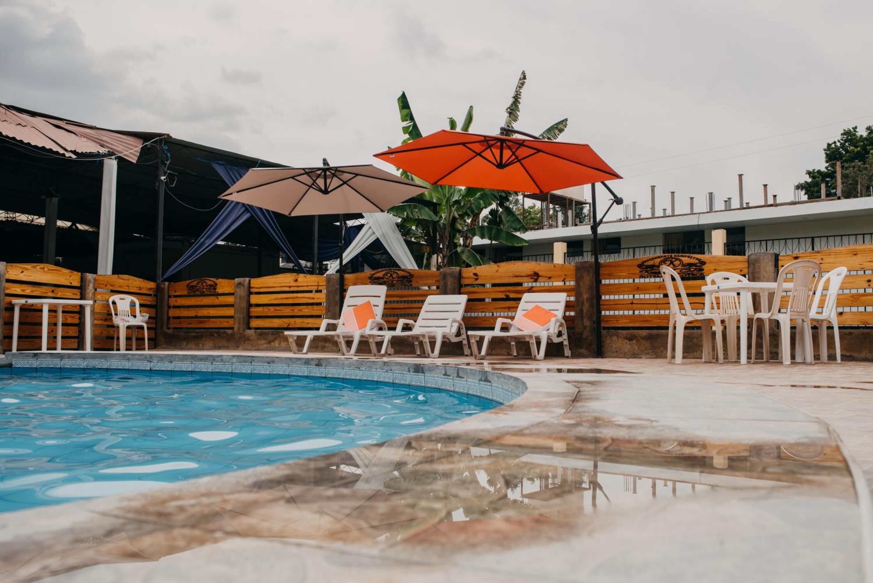 Una piscina al aire libre de temporada