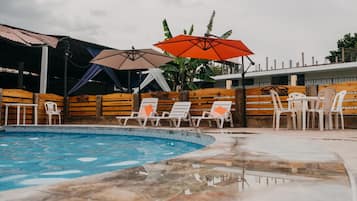 Una piscina al aire libre de temporada