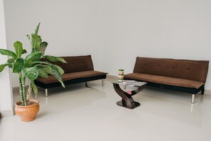 Lobby sitting area - Keylas Hotel (Los Aquijes)