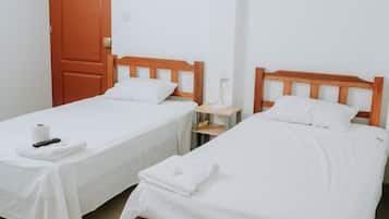 1 dormitorio, cortinas opacas, wifi gratis y ropa de cama