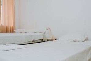 Cortinas blackout, wifi gratis y ropa de cama 