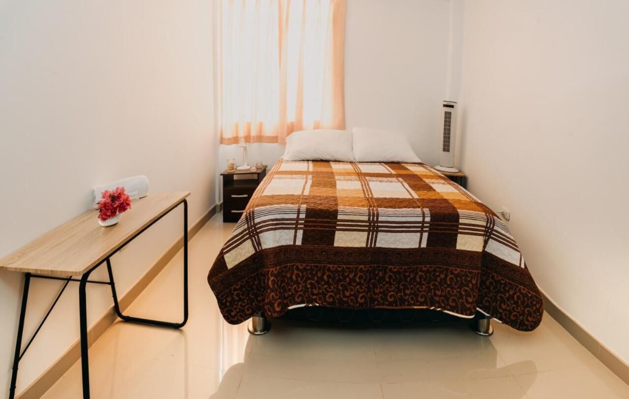 Cortinas blackout, wifi gratis y ropa de cama 