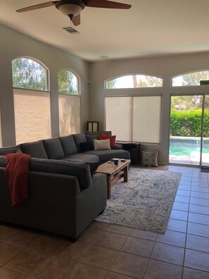 Smart TV, fireplace, books, printers - Perfect Escape - Festival close, on golf course, private salt water pool, +++! (Indio)