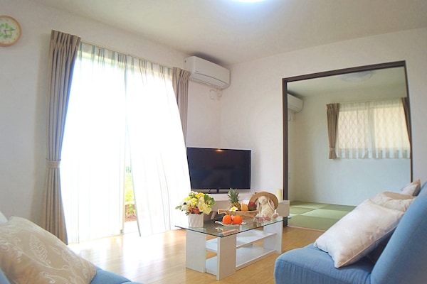 Hus (Three Bedrooms) | Oppholdsområde | Flatskjerm-TV