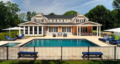 Luxury 8 Bedroom Home with Heated Pool - 4 minutes to the beach! Pet Friendly!