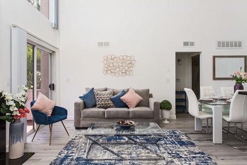 ラグジュリアス、ベッドルーム 2 室 & デン ハリウッド アパートメント