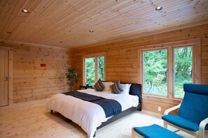 Deluxe Chalet, 3 Bedrooms, Non Smoking, Mountain View | 3 bilik tidur, peralatan tempat tidur premium, gebar bulu kapas, meja 