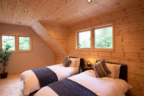 Deluxe Chalet, 3 Bedrooms, Non Smoking, Mountain View | 3 bilik tidur, peralatan tempat tidur premium, gebar bulu kapas, meja 