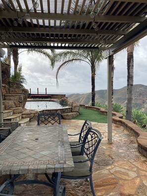 Outdoor dining - Mountain Rim Retreat - Miles of Private Hiking Trails - Endless Views (Fallbrook)