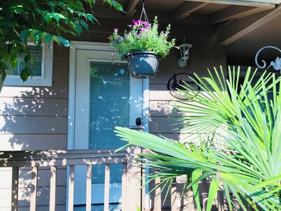 Charleen's Cottage~Couple Perfect!Great Location! A Gem!