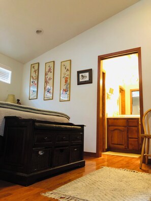 1 bedroom, iron/ironing board, free WiFi, bed sheets - Charleen's Cottage~Couple Perfect!Great Location! A Gem! (Jacksonville)
