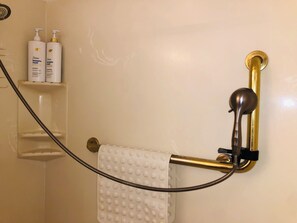 Een douche, een haardroger, handdoeken, zeep