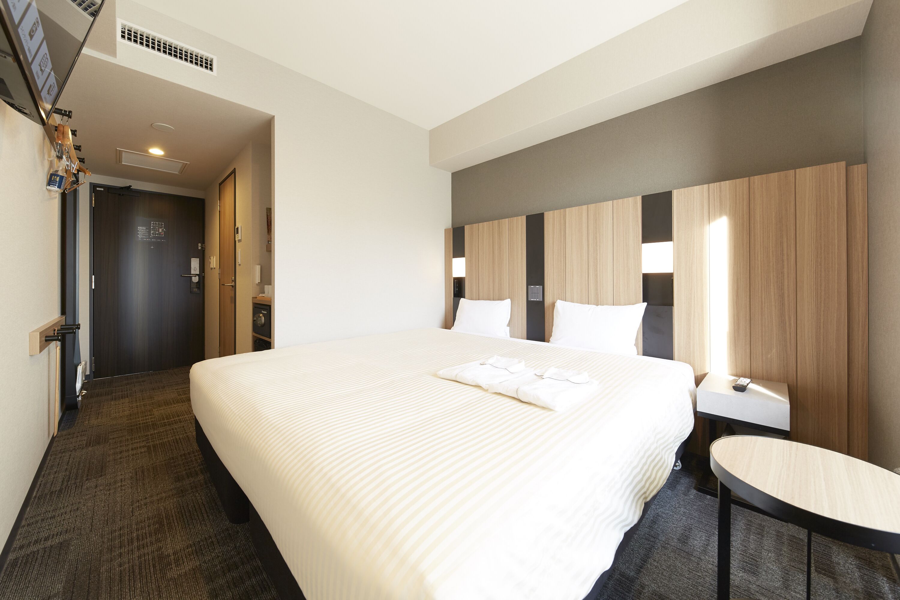 standard king room, non smoking/shuttle buses to kinkakuji available! | 1 bedroom, in-room safe, free wifi, bed sheets