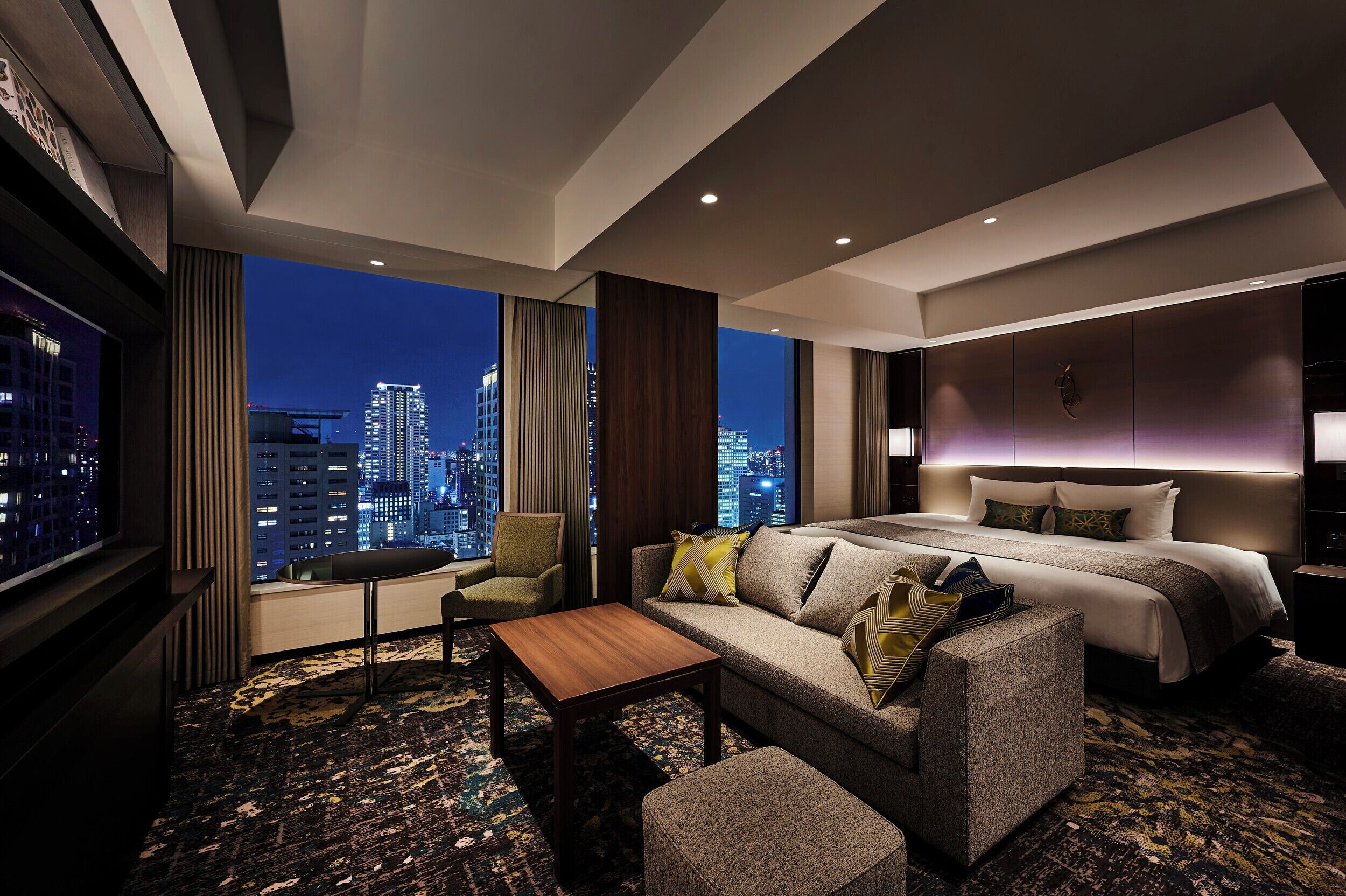 Rom – executive, ikke-røyk (Deluxe King, with Lounge Access) | Dundyner, safe på rommet, blendingsgardiner og lydisolert