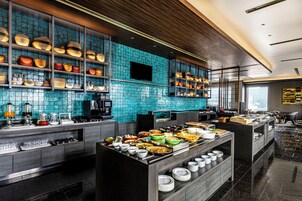 Una presentación de buffet moderna con diversos alimentos y electrodomésticos de cocina.