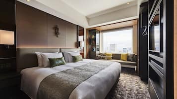 Down comforters, in-room safe, blackout drapes, soundproofing