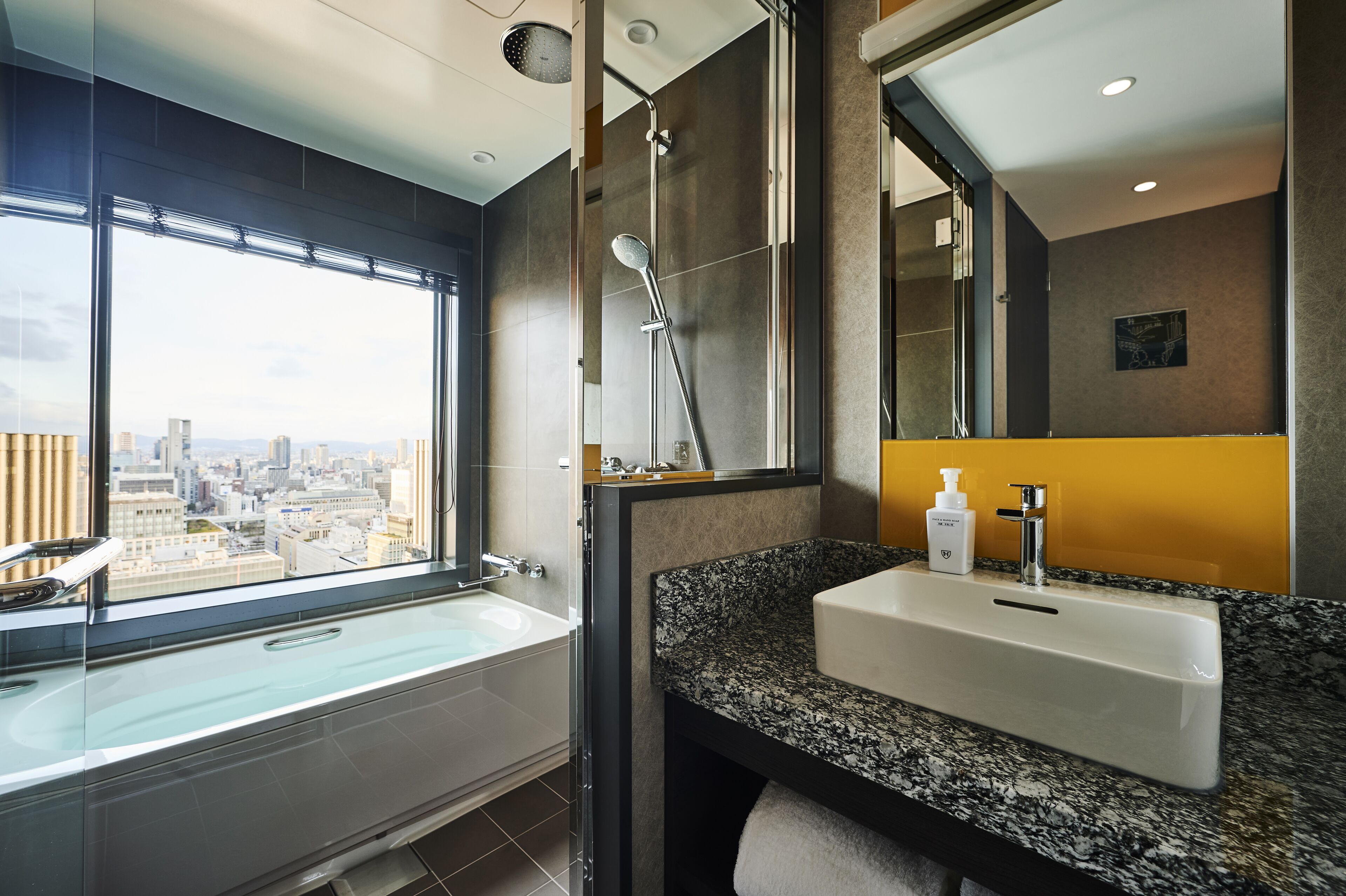 corner king room,  (34.3 sqm) | bathroom | combined shower/bathtub, free toiletries, hair dryer, slippers