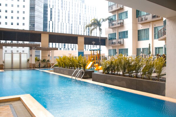Una piscina al aire libre