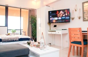 Appartement Deluxe (18H) | Coin séjour | TV connectée, Netflix, services de streaming