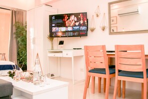 Appartement Deluxe (18H) | Coin séjour | TV connectée, Netflix, services de streaming