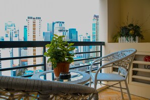Premier Studio Apartment | Balcony - Indigo Makati Greenbelt Radissons (Makati)