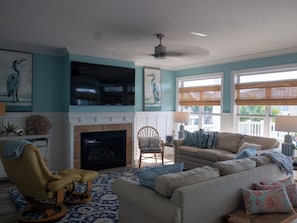 Smart TV, fireplace, DVD player, books - Amazing Canal Home....Pender Street Paradise on the waterway!! (Ocean Isle Beach)