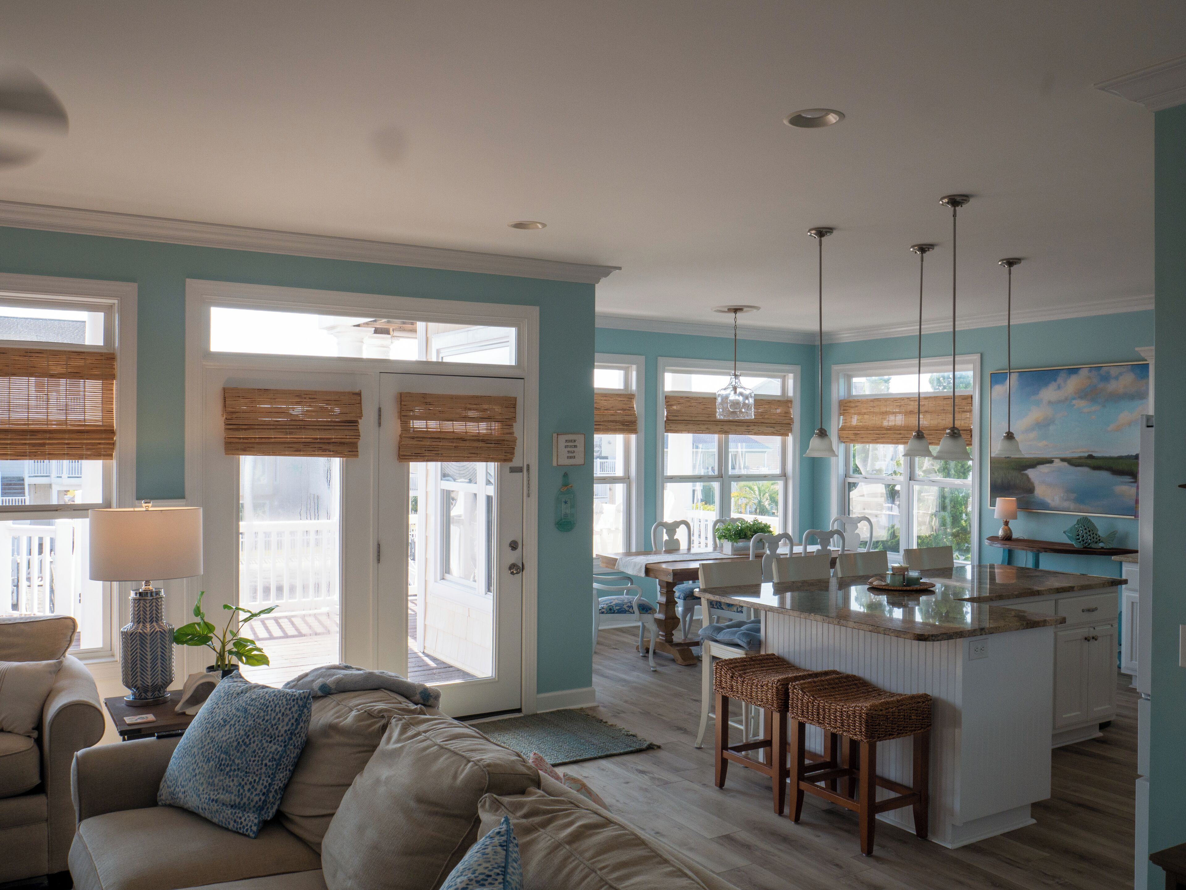 Smart TV, chimenea, reproductor de DVD y libros 