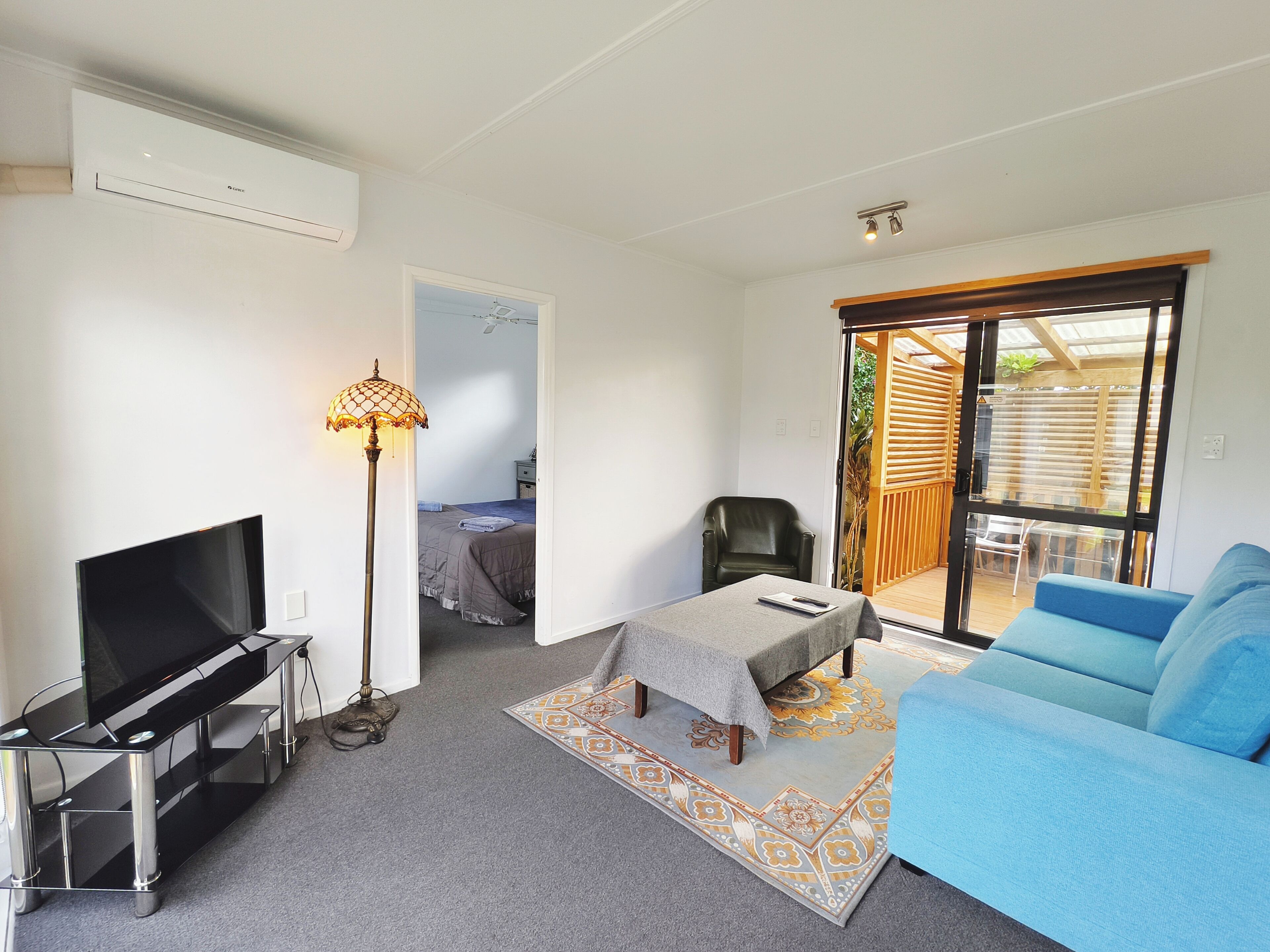 Queen Room with Mineral Hot Pool Unit 6 | Living area