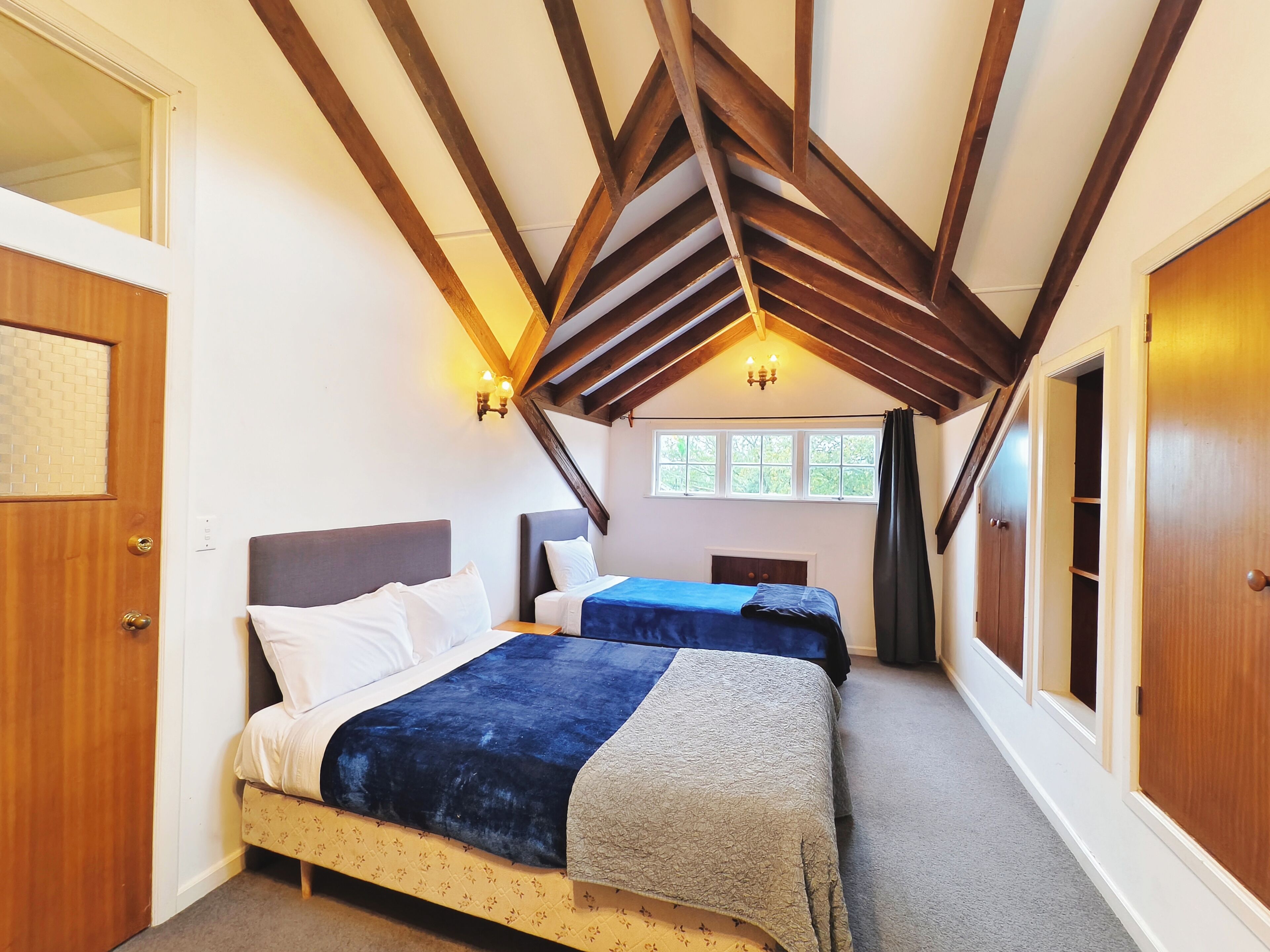 Room E with Shared Kitchen and Dining Area | Muebles diferentes, wifi gratis y ropa de cama 