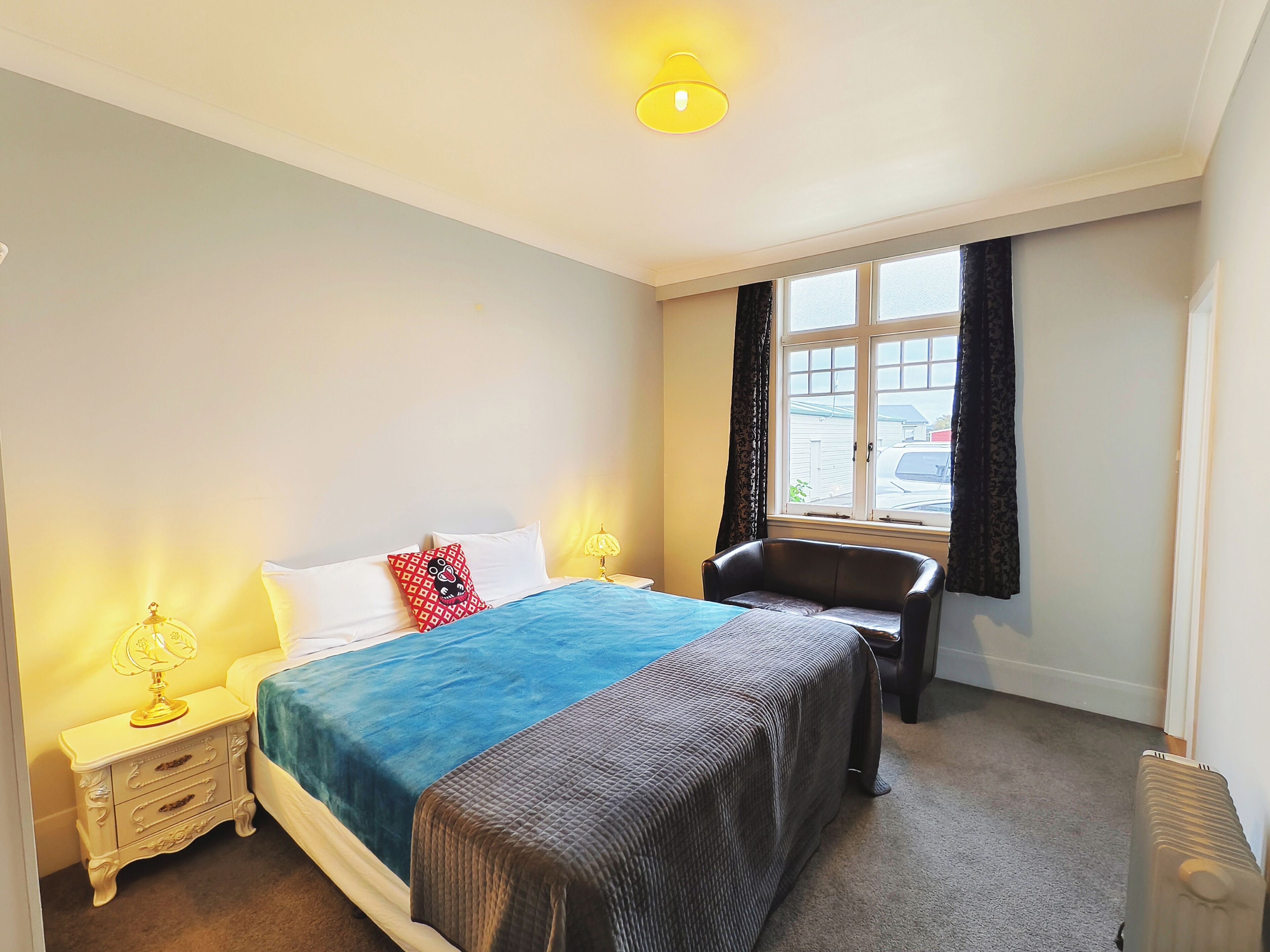 Room B with Shared Kitchen and Dining Area | Muebles diferentes, wifi gratis y ropa de cama 