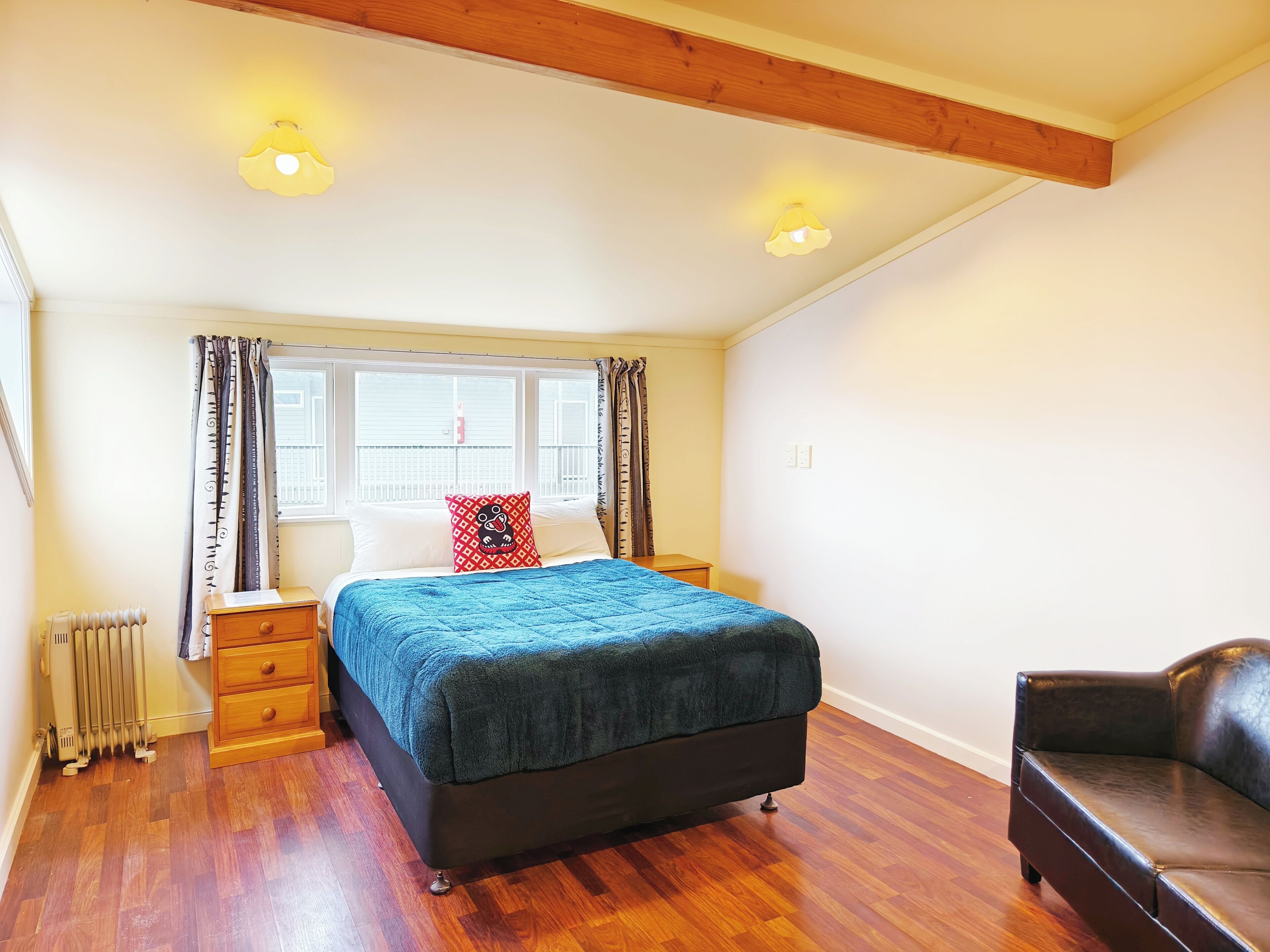 Room F with Shared Kitchen and Dining Area | Muebles diferentes, wifi gratis y ropa de cama 