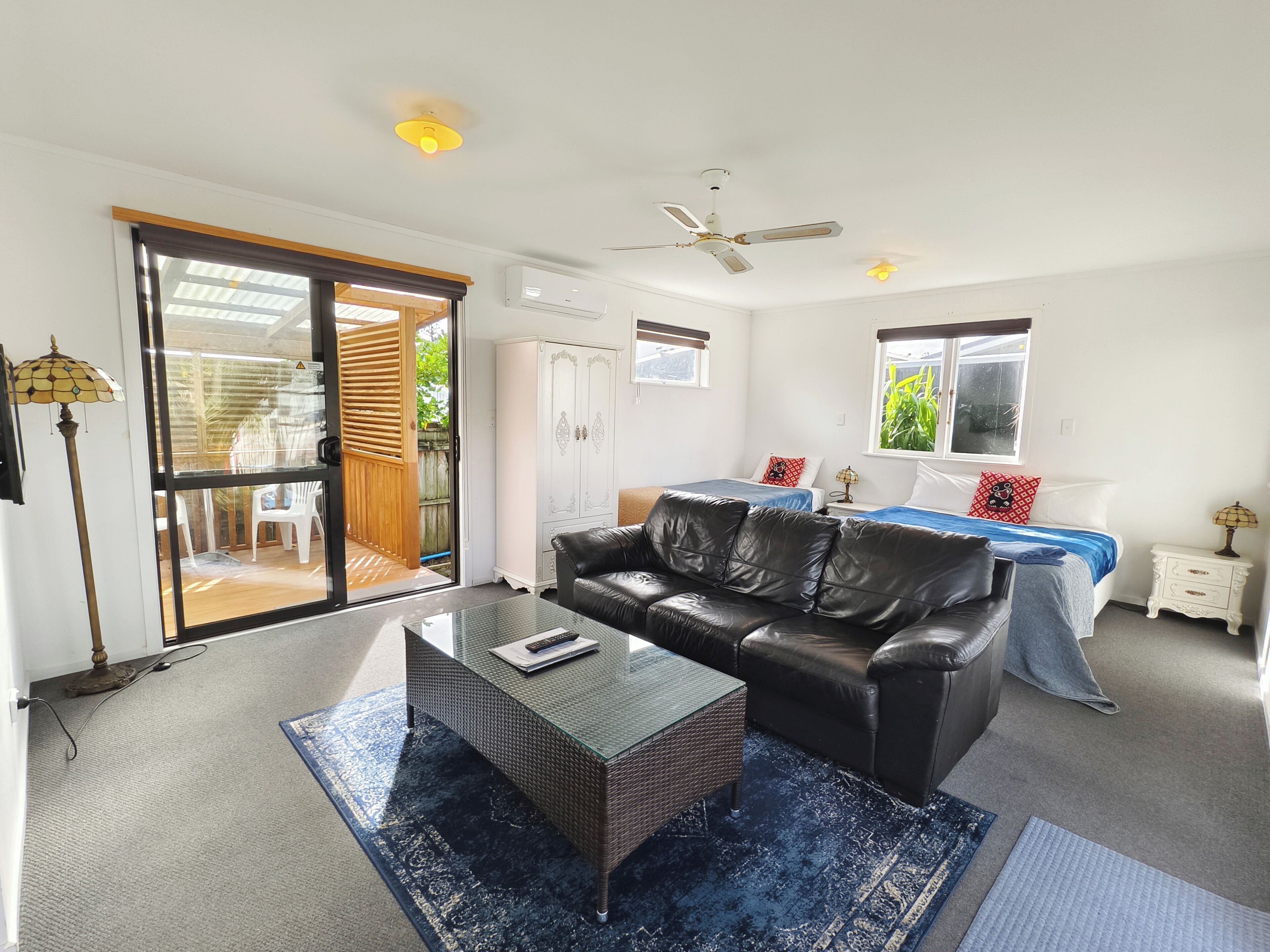 Studio with Mineral Hot Pool Unit 5 | Muebles diferentes, wifi gratis y ropa de cama 