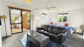 Studio with Mineral Hot Pool Unit 5 | Yksilöllisesti kalustettu, ilmainen Wi-Fi, vuodevaatteet