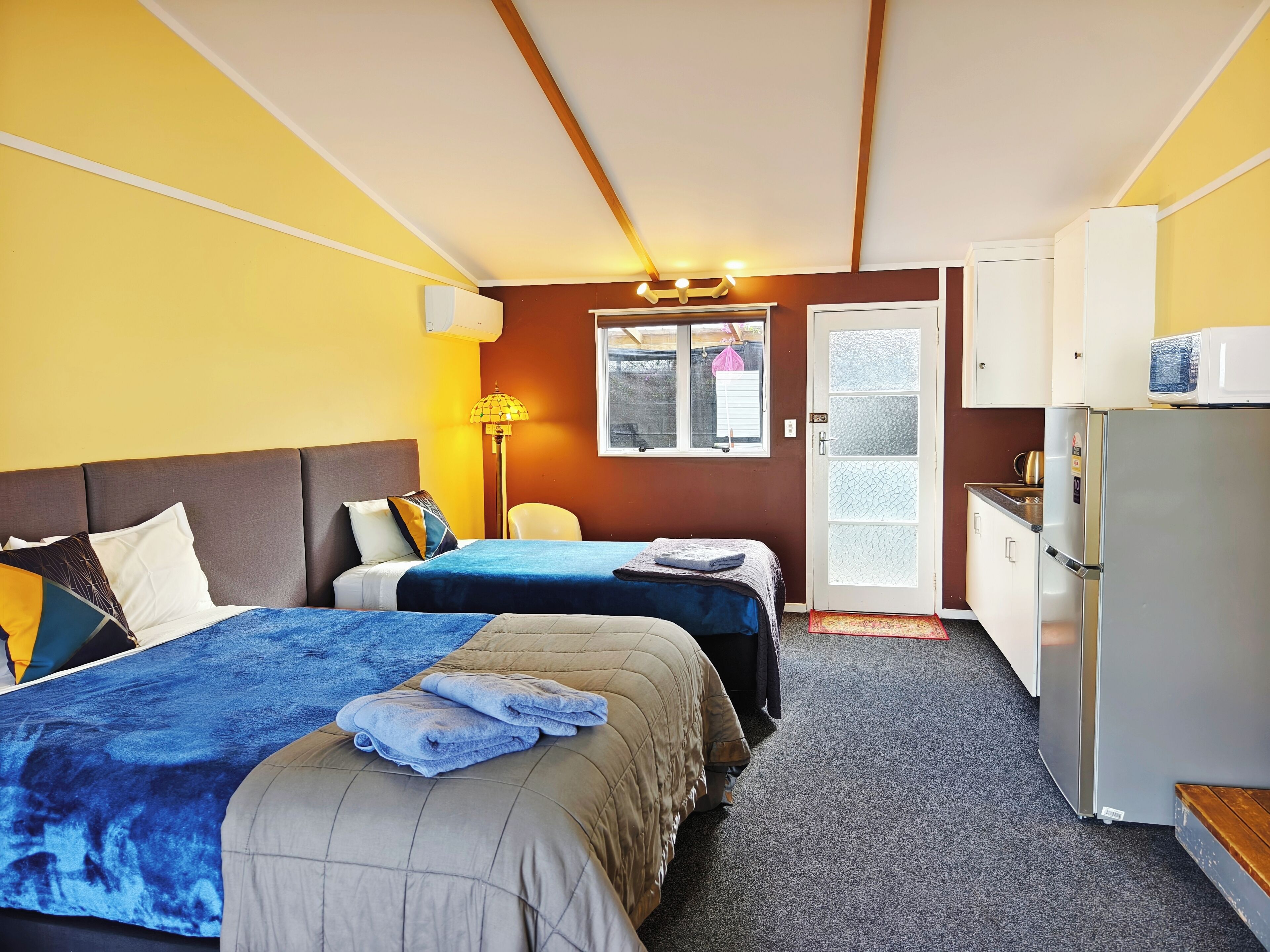 Studio Unit 2A with Single Person Tub | Muebles diferentes, wifi gratis y ropa de cama 