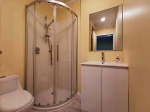 Studio Unit 2A with Single Person Tub | 浴室 | 淋浴設備、免費盥洗用品、毛巾、肥皂