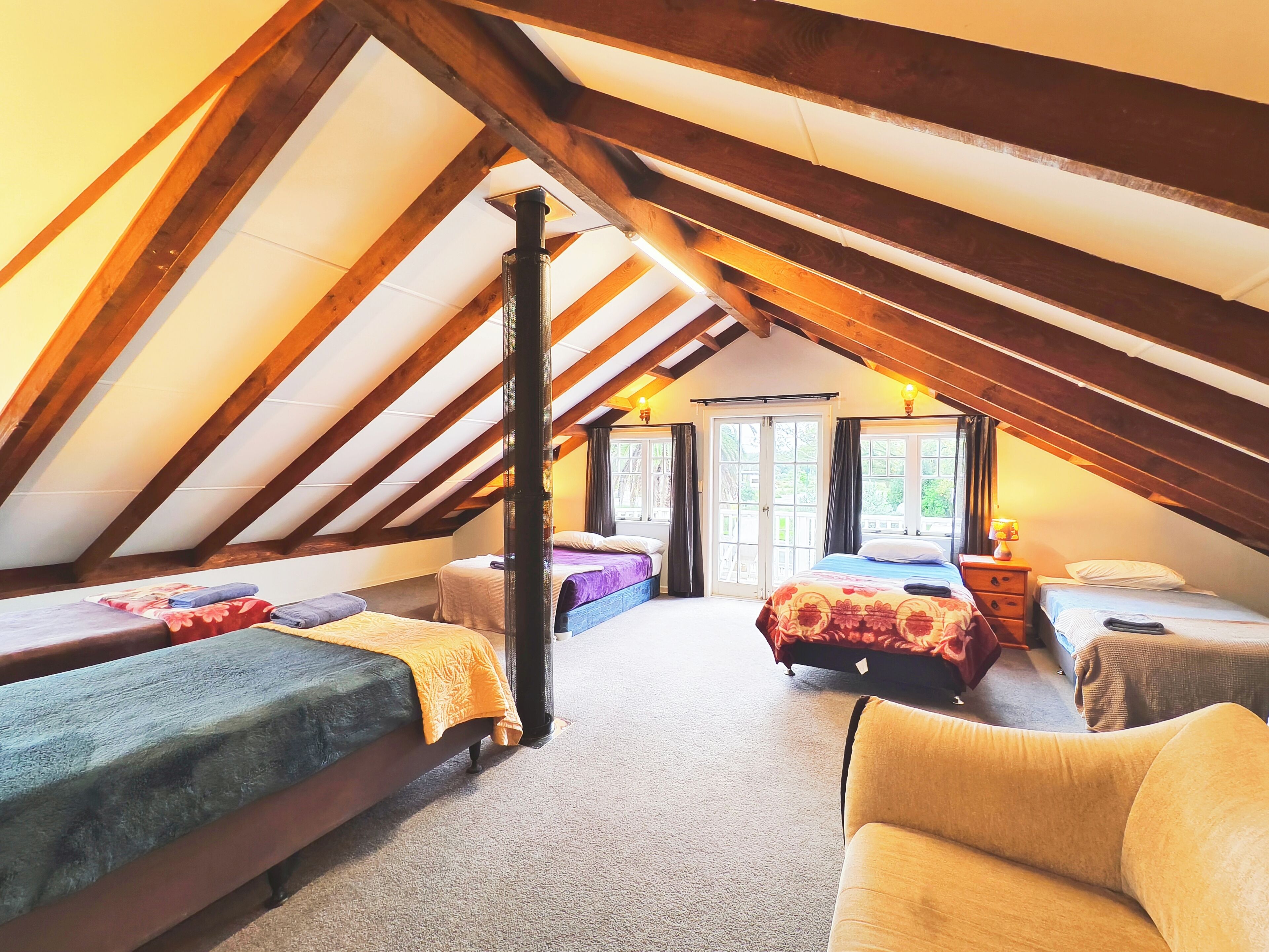 Muebles diferentes, wifi gratis y ropa de cama 