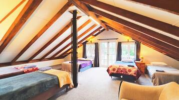 Individualmente mobiliados, Wi-Fi de cortesia, roupa de cama